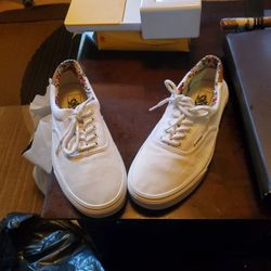 GOOD CONDITION UNISEX AUTHENTIC VANS SNEAKERS. 