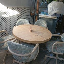 6 Cozy  Flower  Fabric Chairs  And A Free Table Available The 27 Of Dicember 