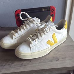 Veja Size 11 $20