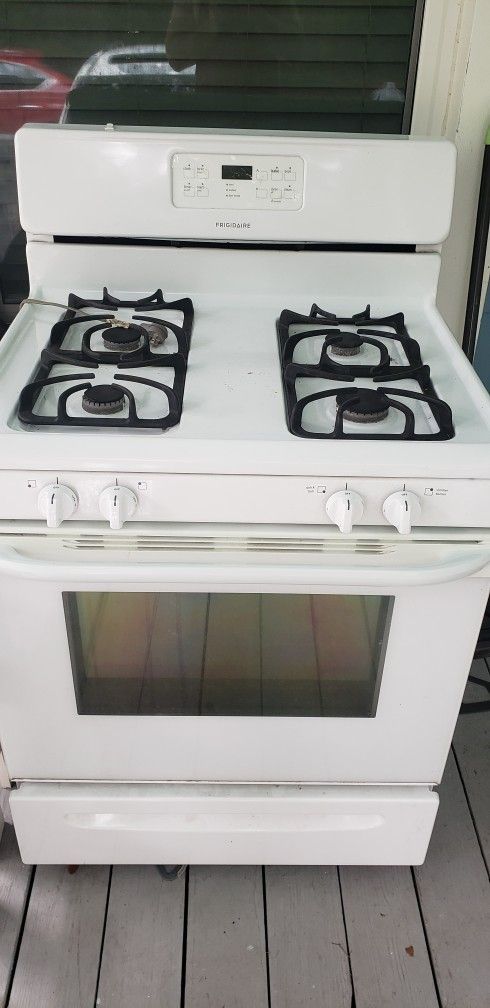 Gas Oven Works Great Could Use Slight Cleaning In Ove