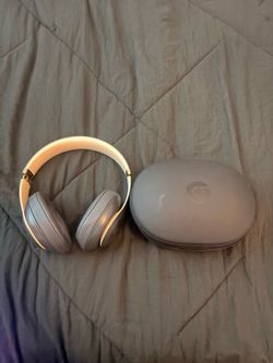 Beats Studio 3s (Black and Gold)