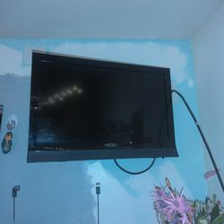 Vizeo 32 Inch TV With Wall Mount