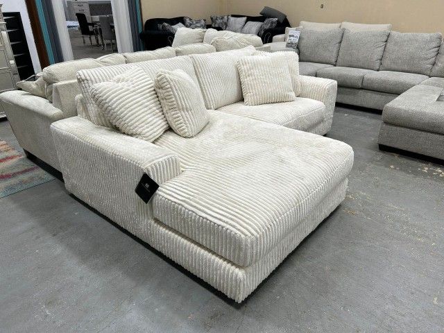 HOT DEAL 🤝LINDYN IVORY 2 PIECE LAF SECTIONAL WITH CHAISE