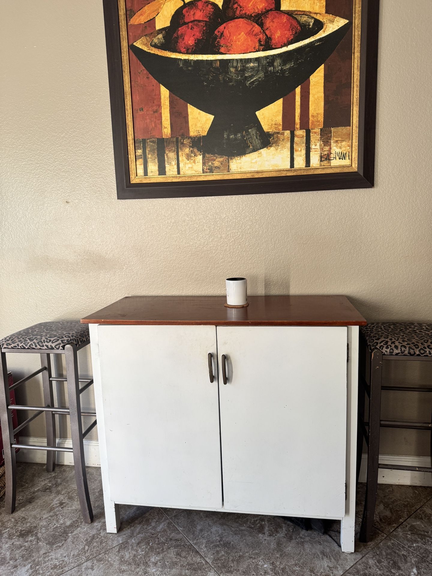 Storage cabinet With Two Stools