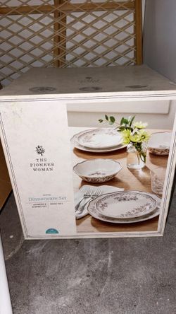 Pioneer Woman Dinnerware Set