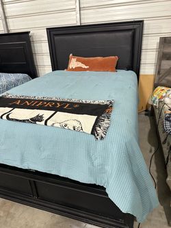 SUPER BEQUTIFUL SOLID WOOD QUEEN SIZE BED WITH ALMOAT NEW MATRESS