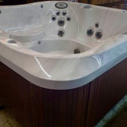 Jacuzzi J385 Hot Tub – Including DELIVERY & WARRANTY