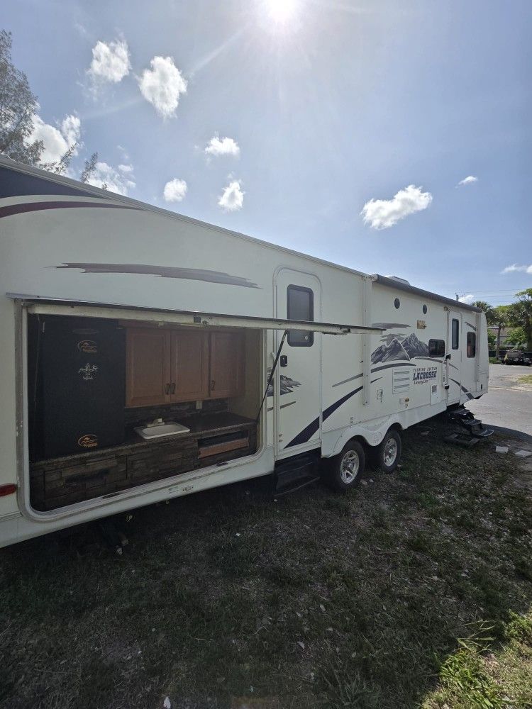 2011 Lacrosse 35 Touring Edition