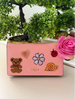 Beautiful and Unique Coach Wallet & Crossbody Bag  ✨ Stylish and eye-catching Coach design ✨ Can be used as a wallet or crossbody bag ✨ Compact yet pr
