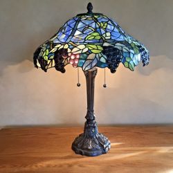 TIFFANY STYLE STAINED GLASS TABLE LAMP GRAPE VINE DESIGN GORGEOUS COLOR 24" TALL