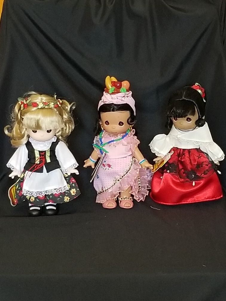 12 Precious Moments Dolls Children of the World