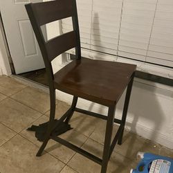 Hightop table with two chairs
