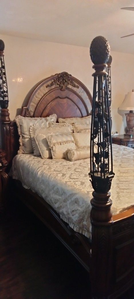 Aico Oppulente Complete Bedroom Set Like New