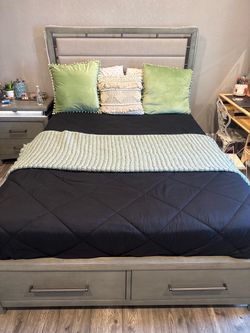 Queen bed  with 2 night stands