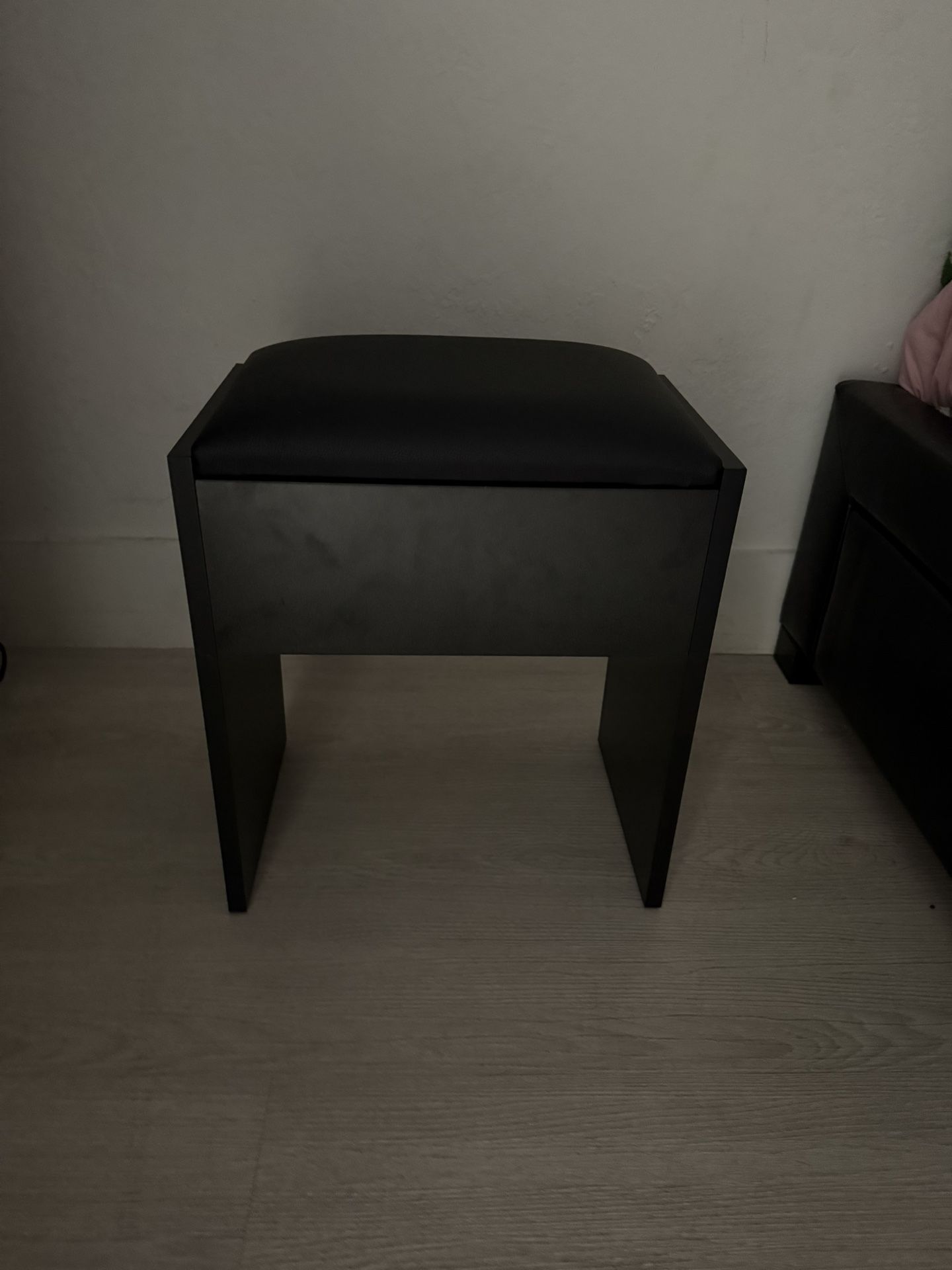 VANITY CHAIR