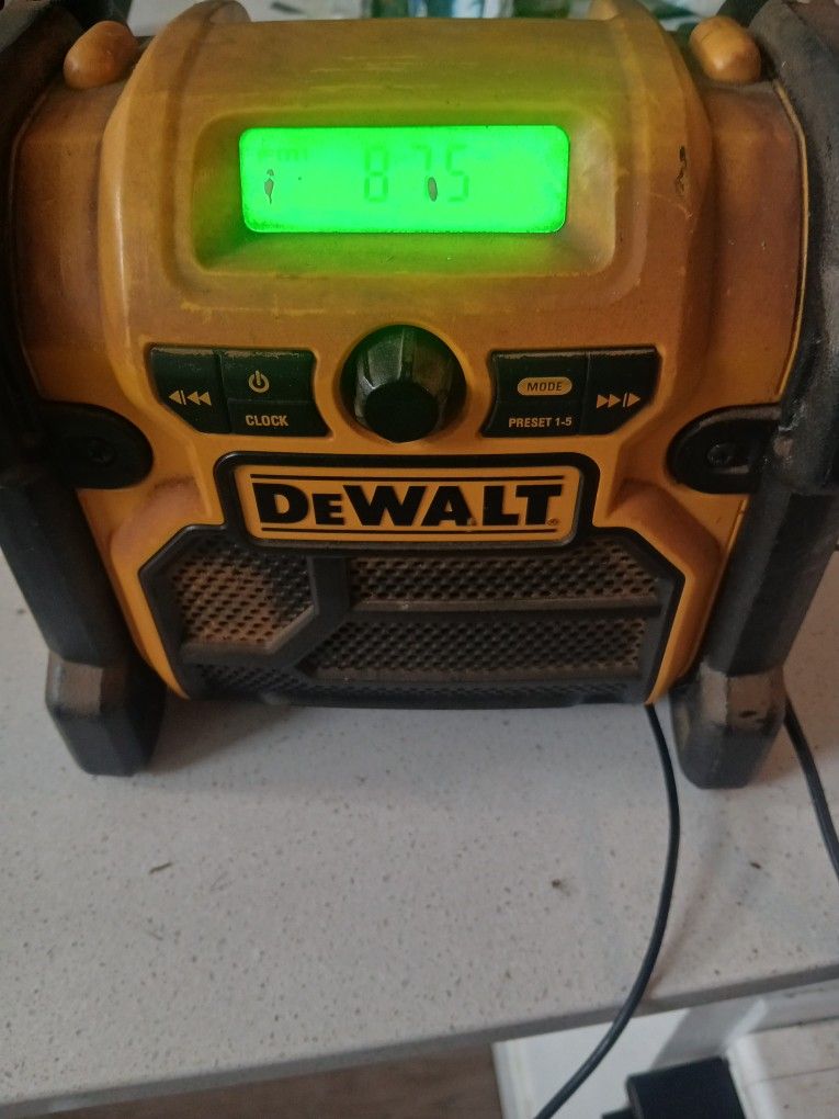 Dealt Is radio charger Up 20v
