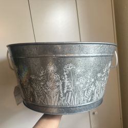 Decorative galvanized bucket