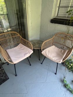Outdoor patio chair set