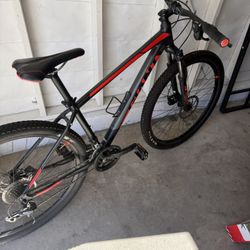 “GIANT” Downhill Mountain Bike. 