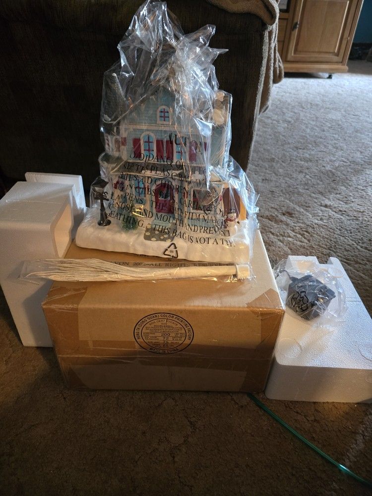 Avon Holiday Splendor Lighted Fiber Optic House Vintage 2001