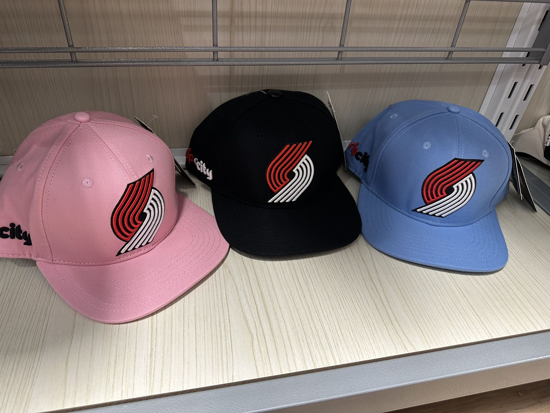 I’m selling these 3-pack Portland Blazers Hats for just $60 !! You can also get just 1 for $25🧢AVAILABLE NOW !!