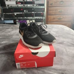 Nike Tanjun Size 10