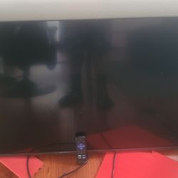 Hisense 43" roku TV with remote and wall mount