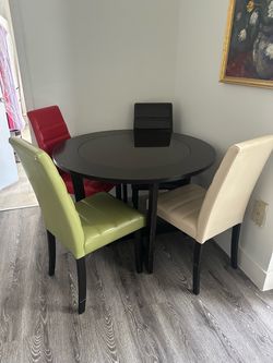 Mesa redonda con 4 sillas