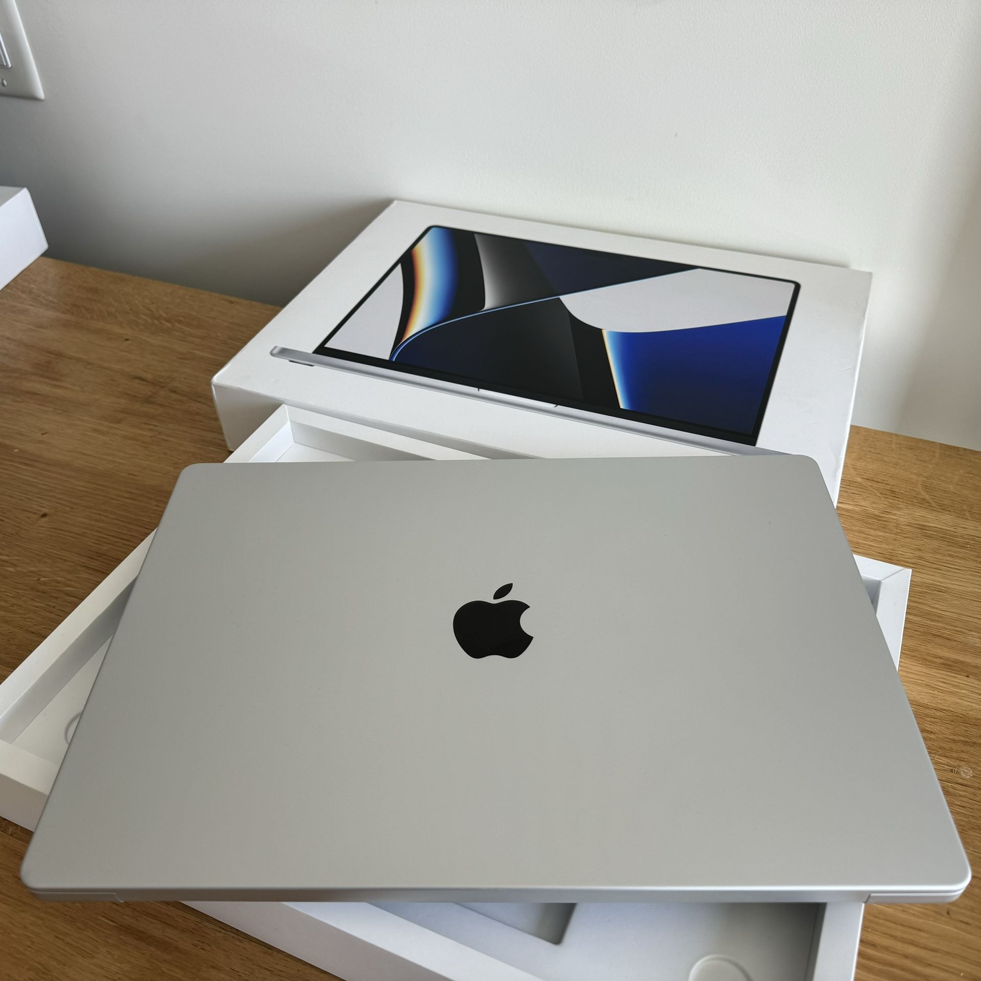 1TB SSD 32GB M1 Pro 16” MacBook Pro 16-Core GPU Chip 10-Core CPU Touch