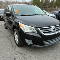 Volkswagen Routan. 2012