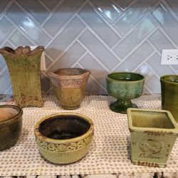 7 ceramic flower pots in vintage dark green