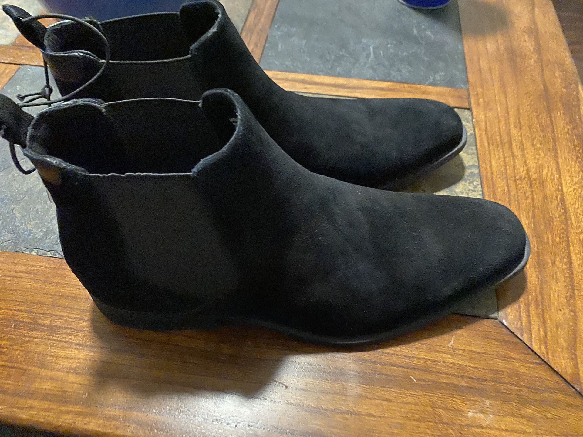 New Mens size 10 Aldo boots, genuine suede