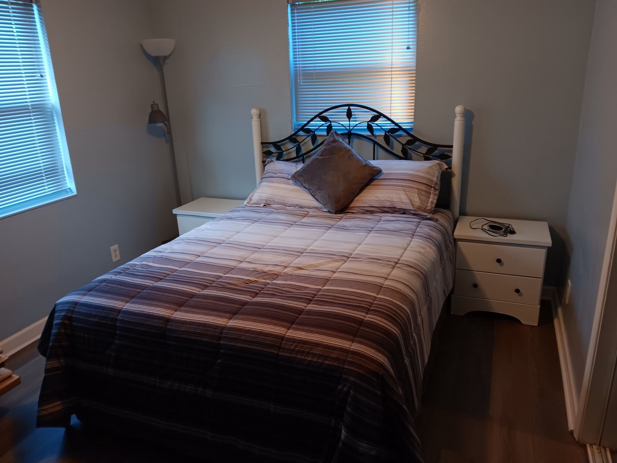 Queen Bed Set with (2) End Tables