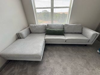Living Spaces Aries Sectional with Chaise – Gray