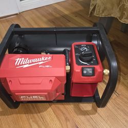 Milwaukee Compressor M18  ( New )