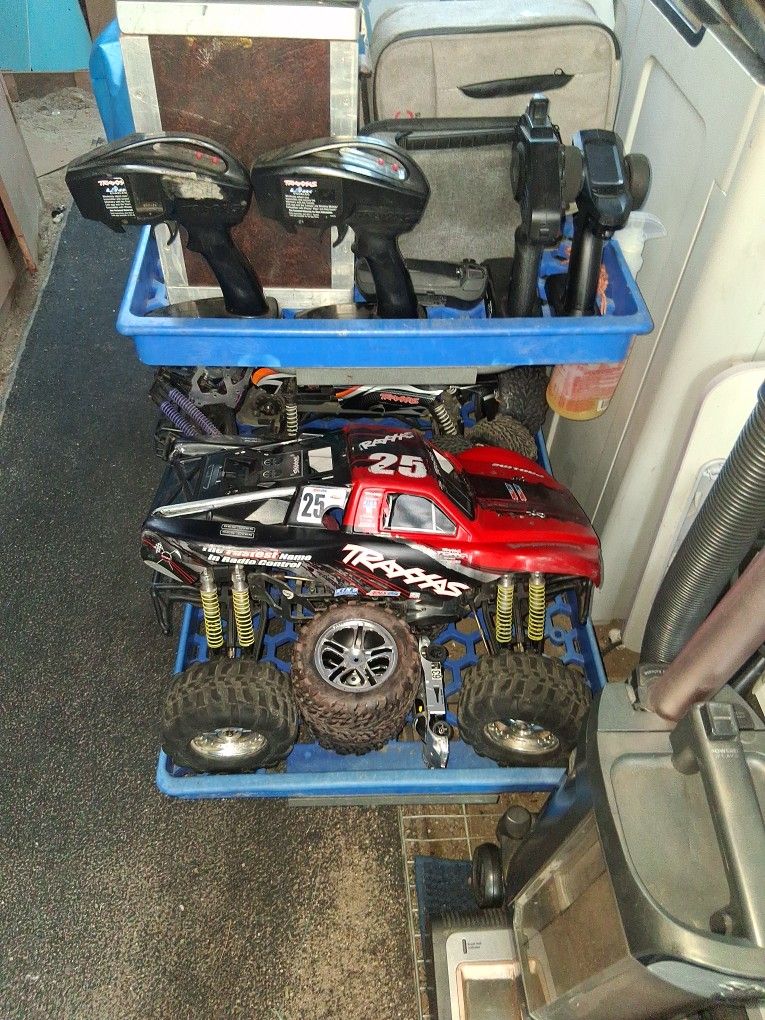 A whole bundle of RC stuff.
