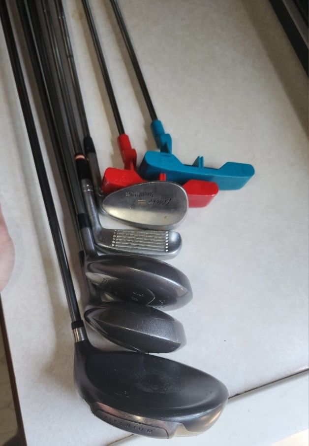 7 PIECE ASSORTED GOLF CLUB SET