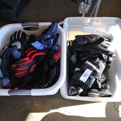 Gloves For Kids N Adults For The Snow Kids 5.00 Adults 10.00 New