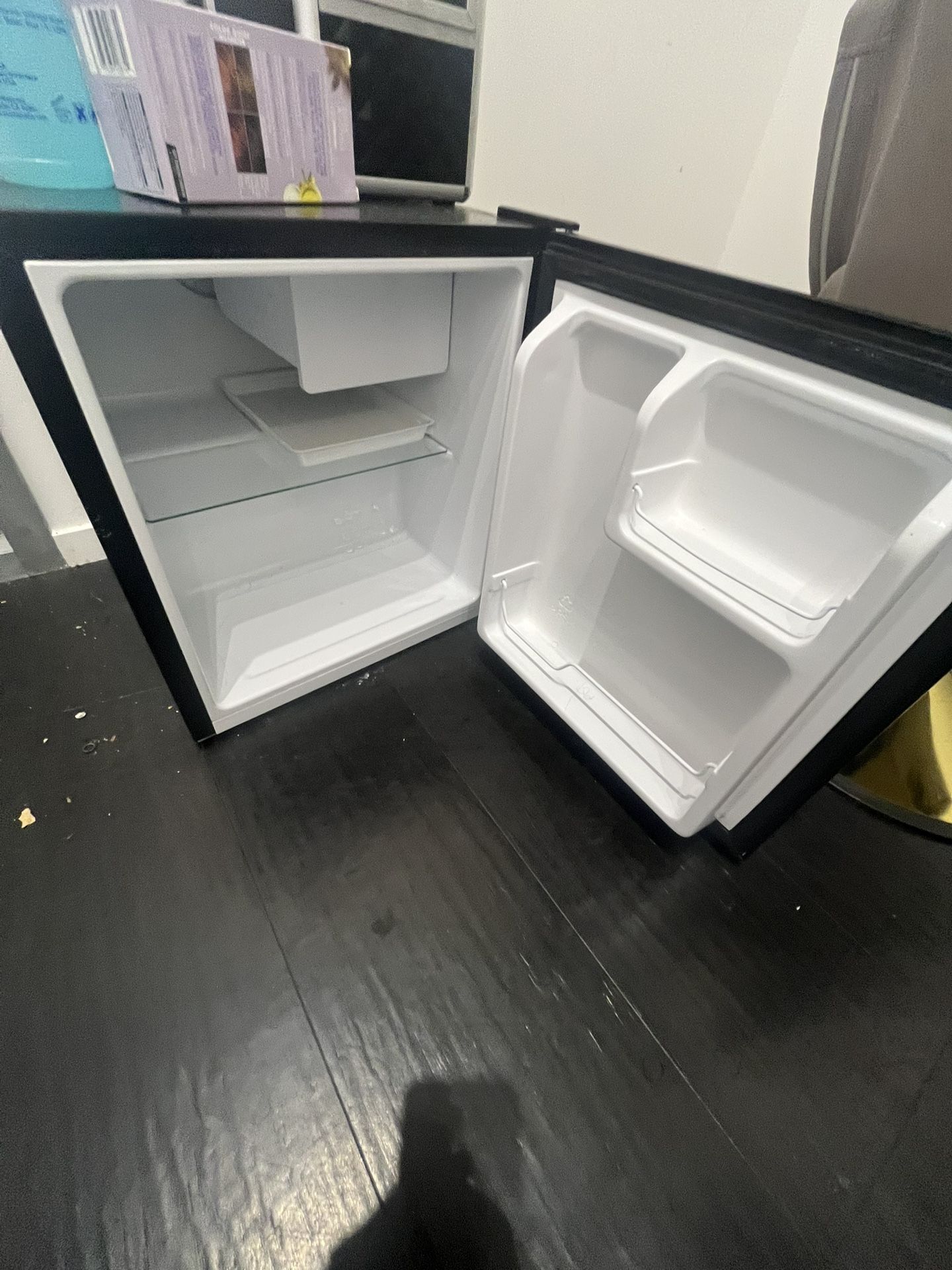 Mini Fridge - Black Clean