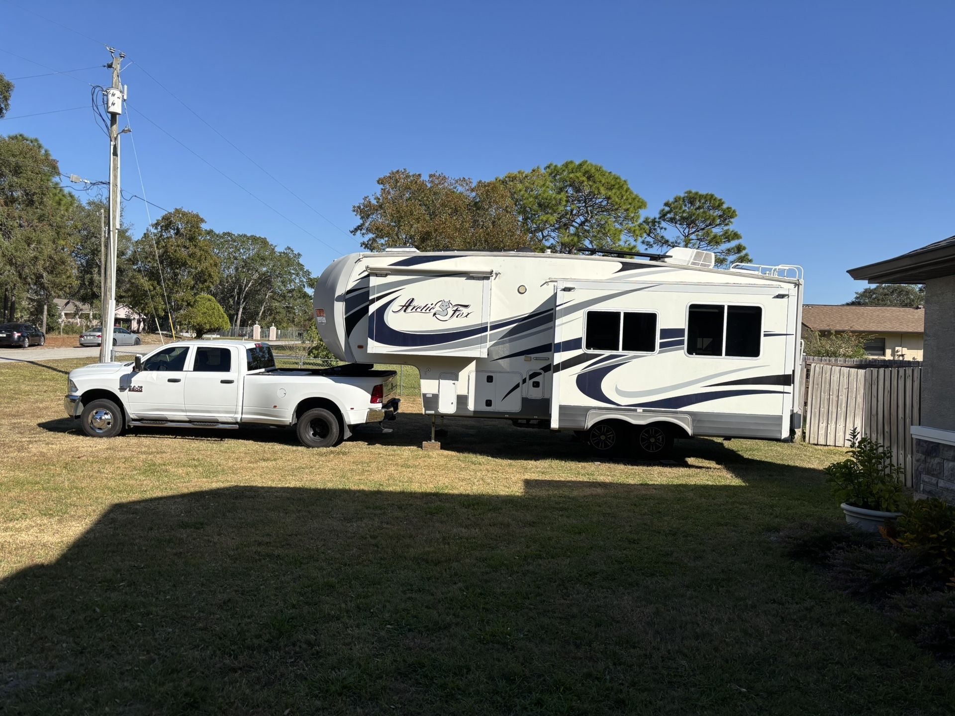 5th Wheel Trailer And Truck Combo
