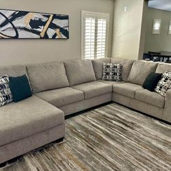VERSATILE BRAND NEW LARGE SECTIONAL 