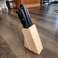 6-piece  Everyday Living  Knife Set, wooden block triple-riveted, black handles, good condition