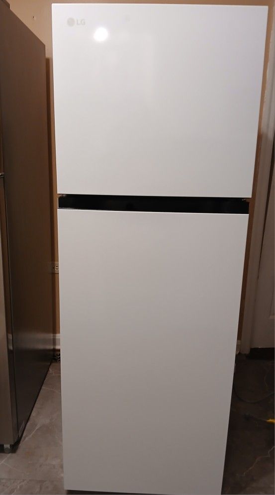 LG 9cu. Feet  22" Top Freezer Refrigerator