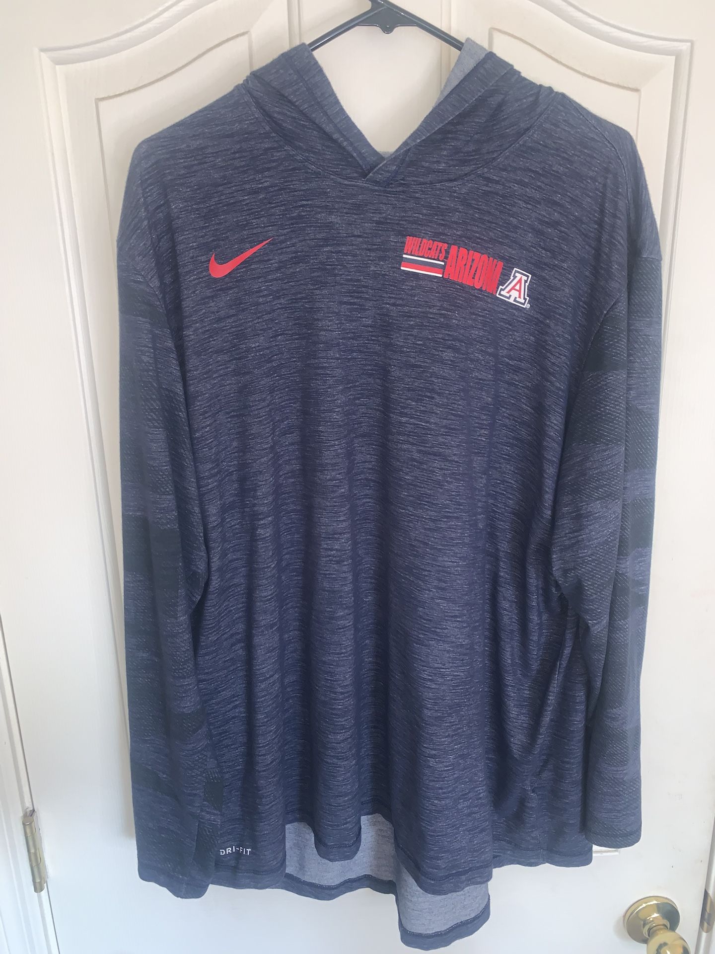 Men’s Nike UofA Lightweight Hoodie!!
