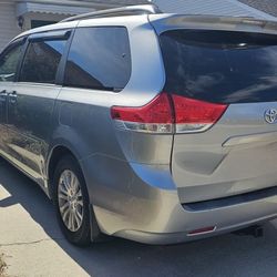 Toyota Sienna XLE 2013