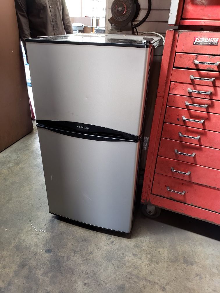 Frigidaire Mini Fridge 4.3 cubic feet