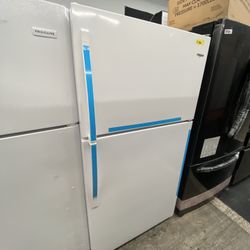 Apartment Size Whirlpool Top Freezer Refrigerator 33”