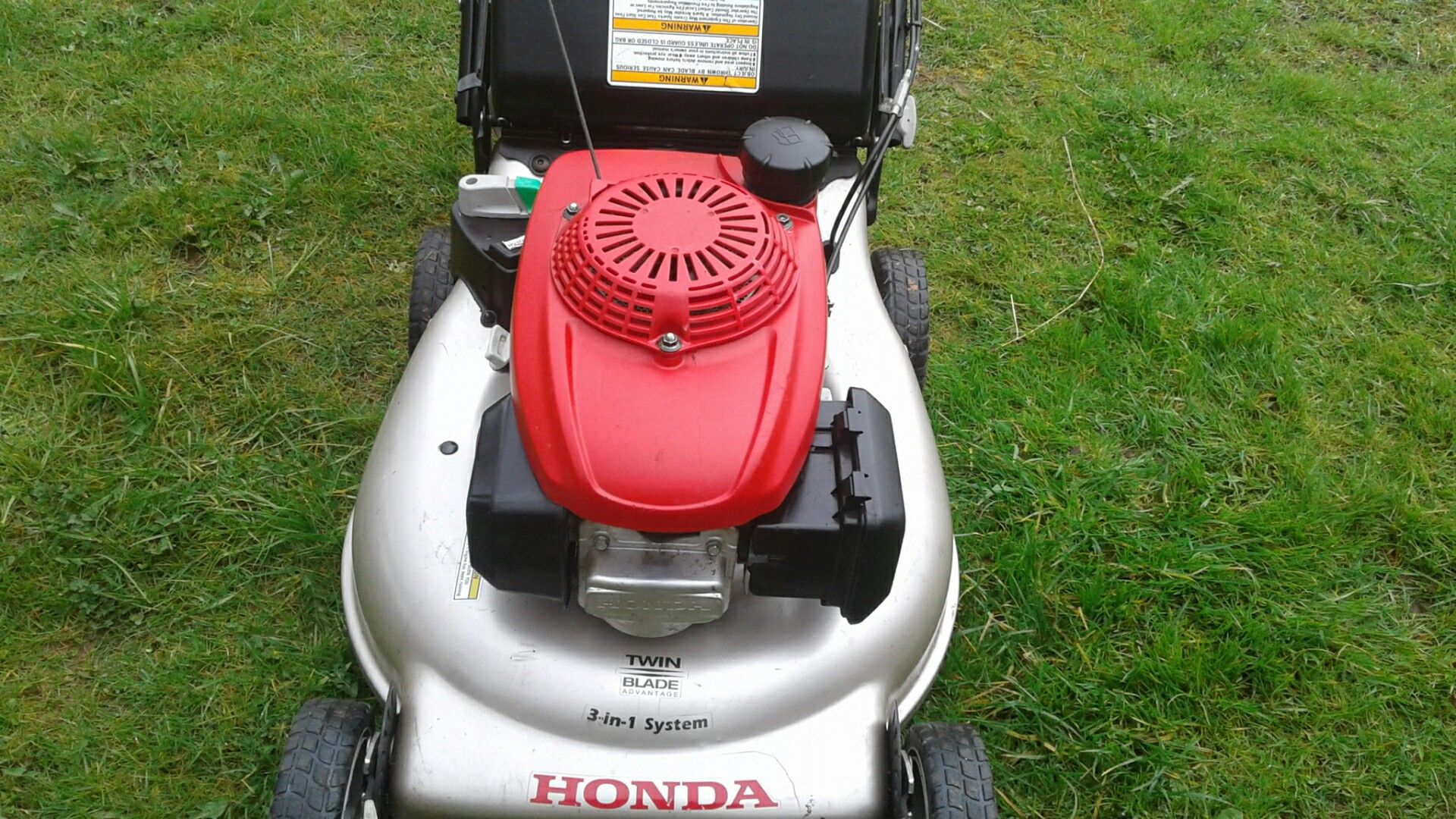 Honda lawn mower Hrr216vka like new self propelled low hours new 2 blades