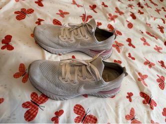 Woman Nike size 9