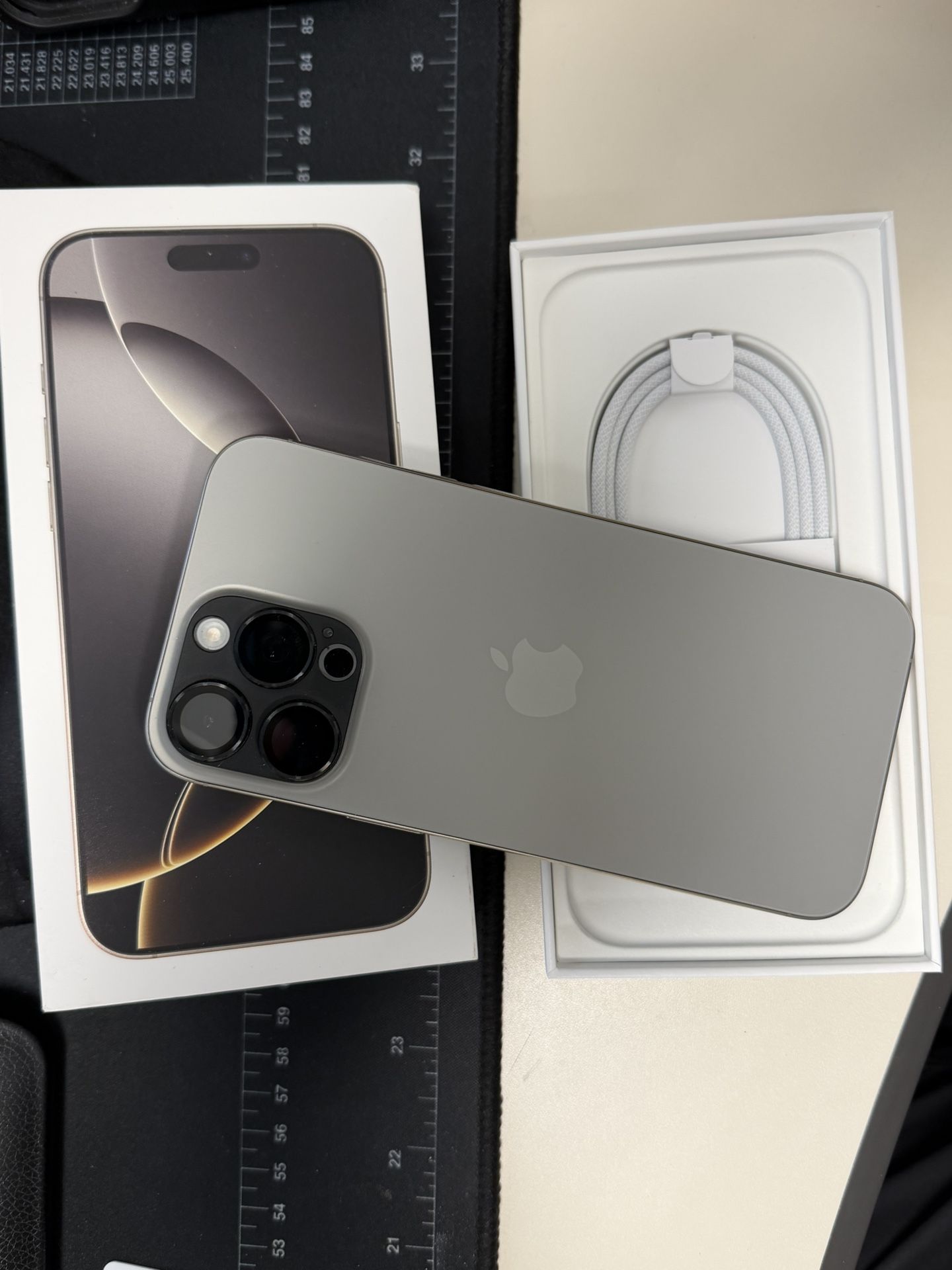 iPhone 16 Pro Max 256g Unlocked. Barely Used W/extras